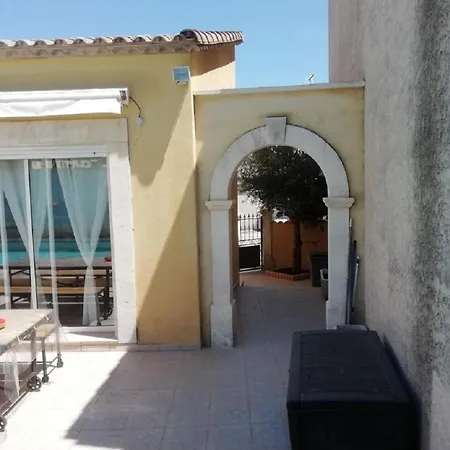 Climatisée Grande Piscine 6-8 Pers Sans Vis à Vis Aigues-Mortes